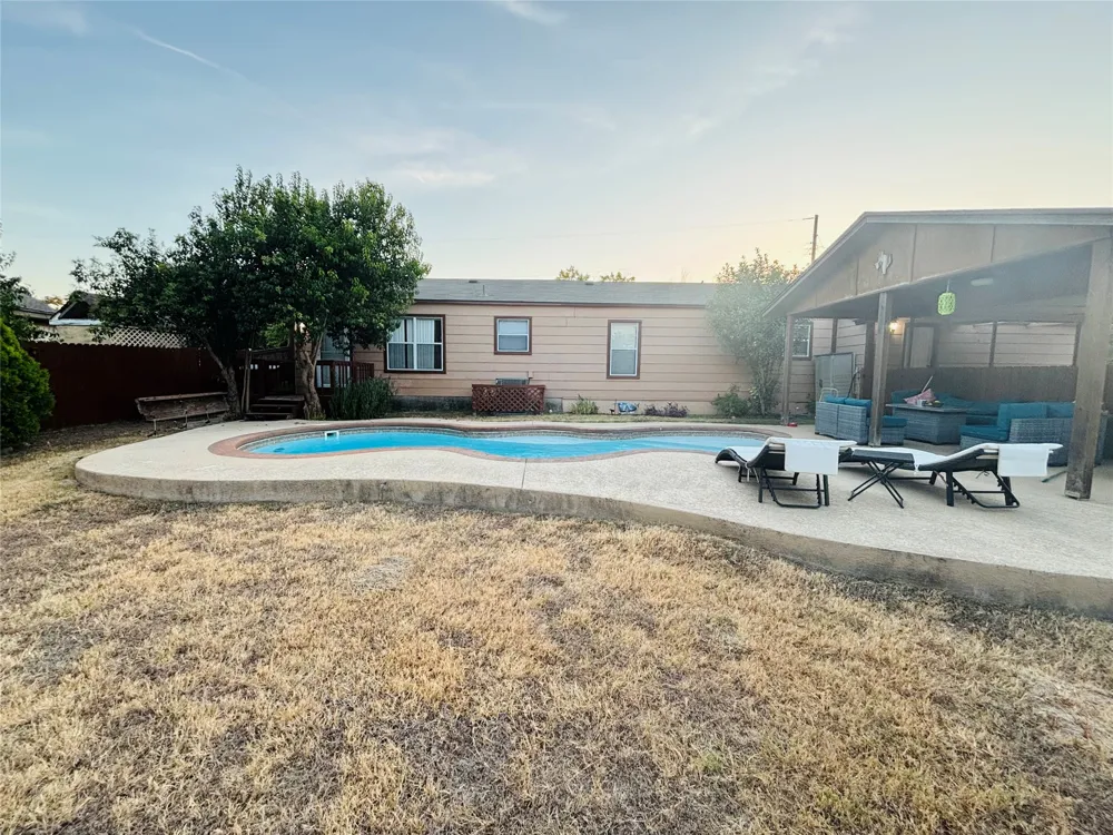 110 Love Avenue Florence, TX 76527