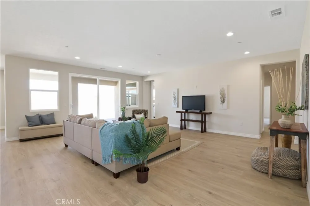 7083 Milton Avenue Hesperia, CA 92345