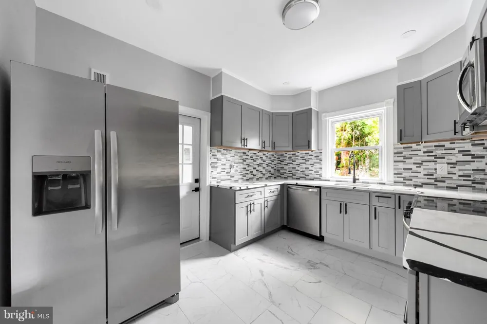 53 E ESSEX AVENUE Lansdowne, PA 19050