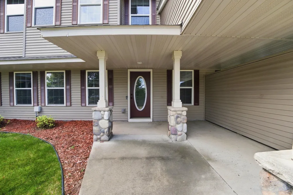 833 Winsome Way NW Isanti, MN 55040
