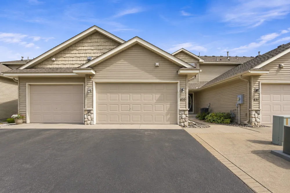 833 Winsome Way NW Isanti, MN 55040