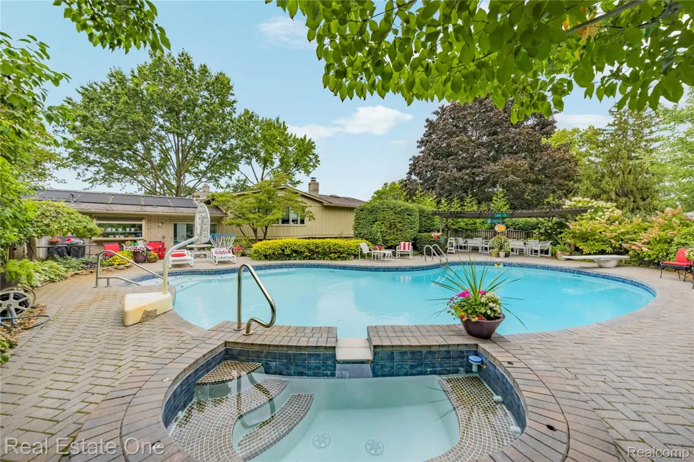 3205 Parkland Drive West Bloomfield Charter Township, MI 48322