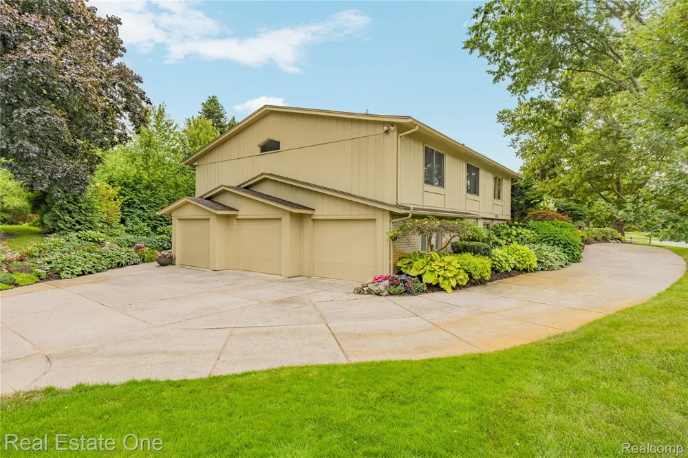 3205 Parkland Drive West Bloomfield Charter Township, MI 48322