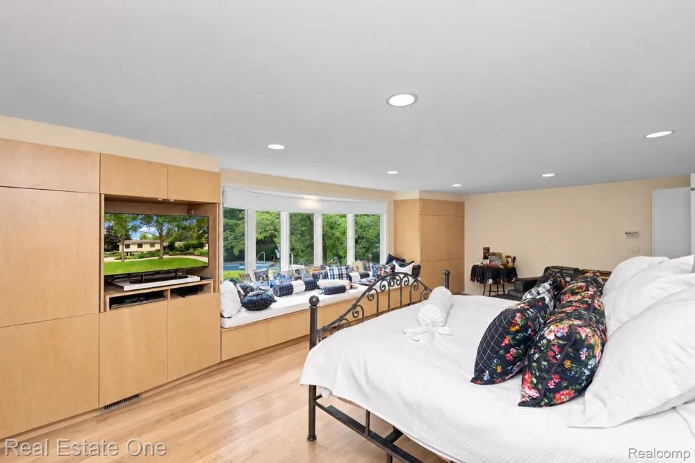 3205 Parkland Drive West Bloomfield Charter Township, MI 48322