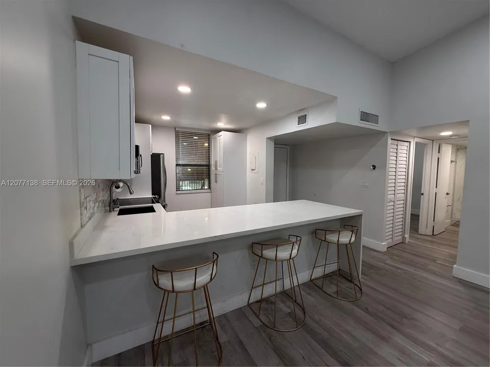 40 NW 76th ave #205-1 Plantation, FL 33324