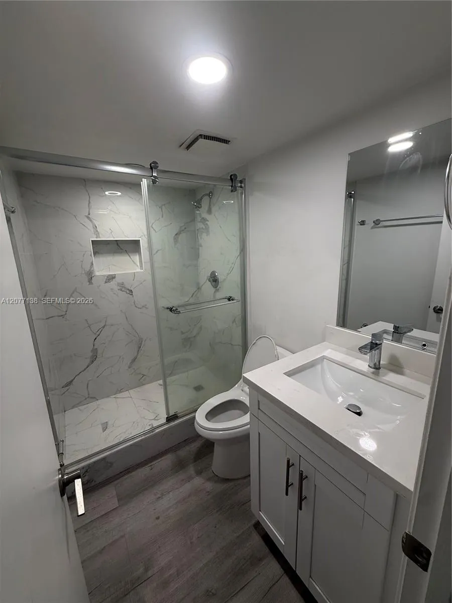 40 NW 76th ave #205-1 Plantation, FL 33324