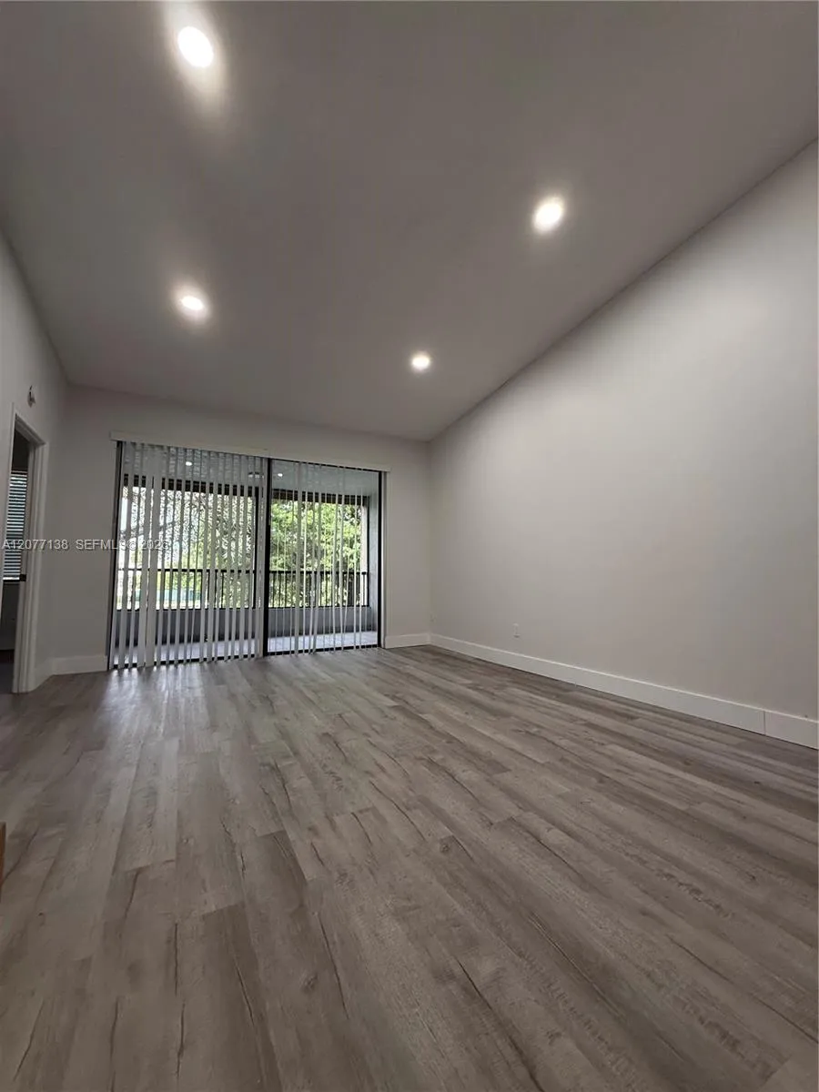 40 NW 76th ave #205-1 Plantation, FL 33324