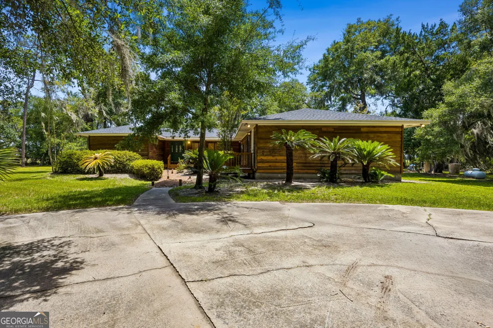 1924 Cedar CT Waverly, GA 31565