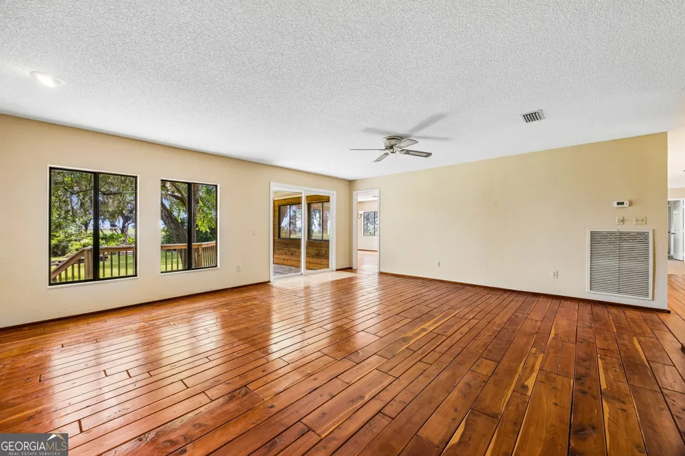 1924 Cedar CT Waverly, GA 31565