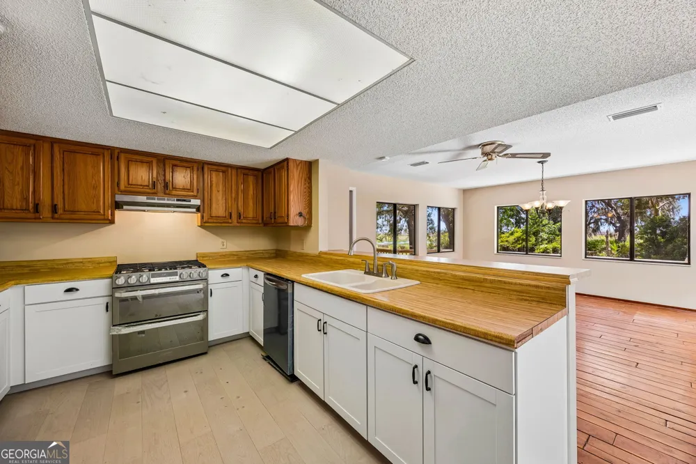 1924 Cedar CT Waverly, GA 31565