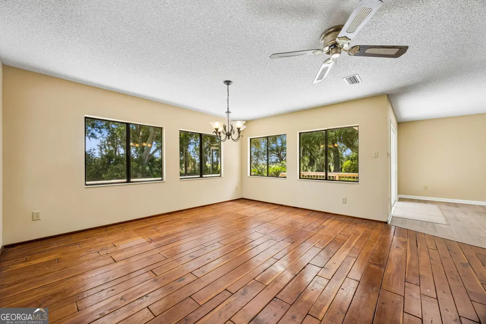 1924 Cedar CT Waverly, GA 31565
