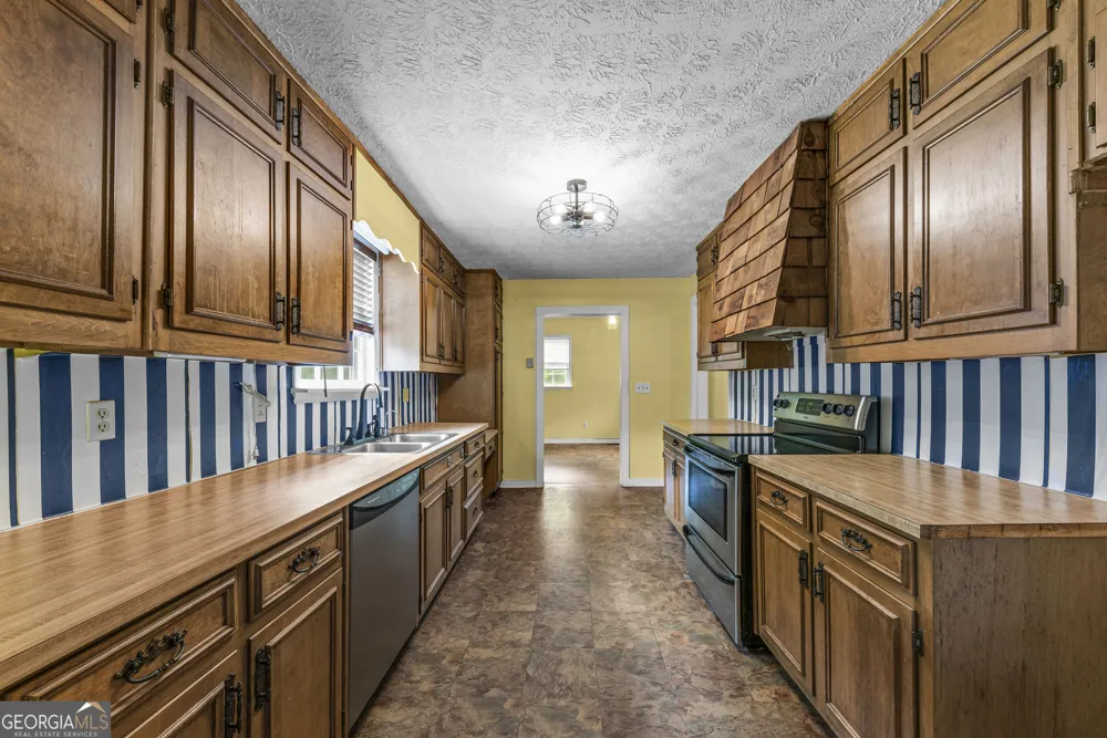 1047 Dixie RD Covington, GA 30014