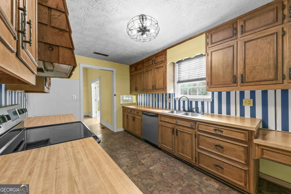 1047 Dixie RD Covington, GA 30014