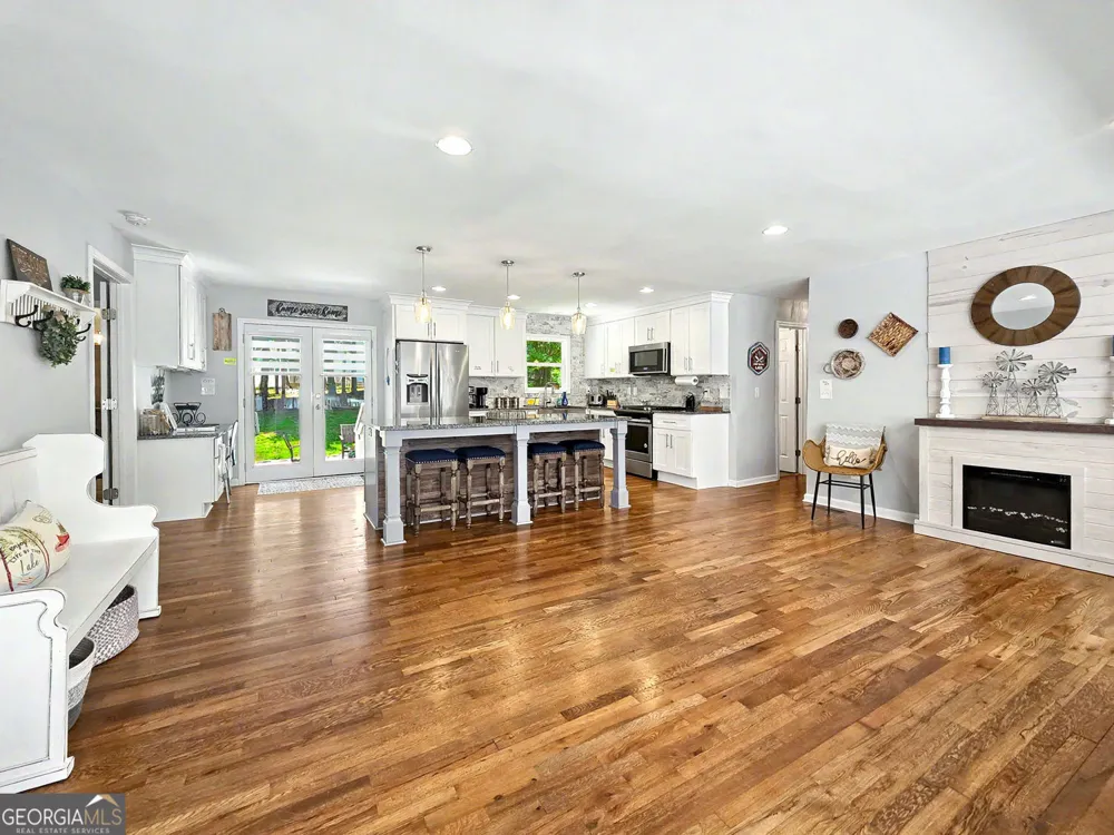 935 Pine CIR Woodstock, GA 30189