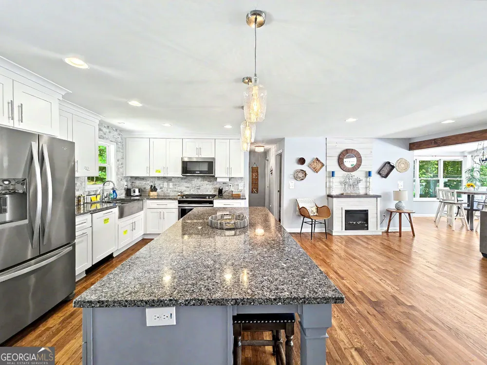 935 Pine CIR Woodstock, GA 30189
