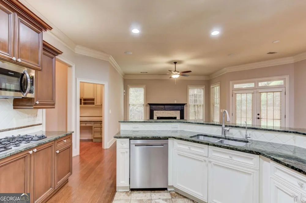 2843 White Azalea ST Buford, GA 30519