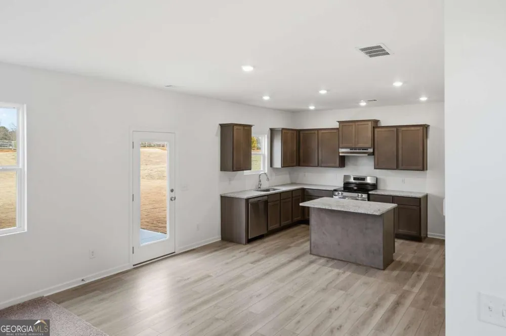 4219 Ravendale ST Flowery Branch, GA 30542