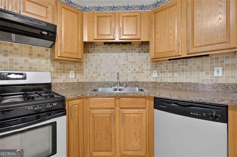 72 Victorian CIR Dallas, GA 30157