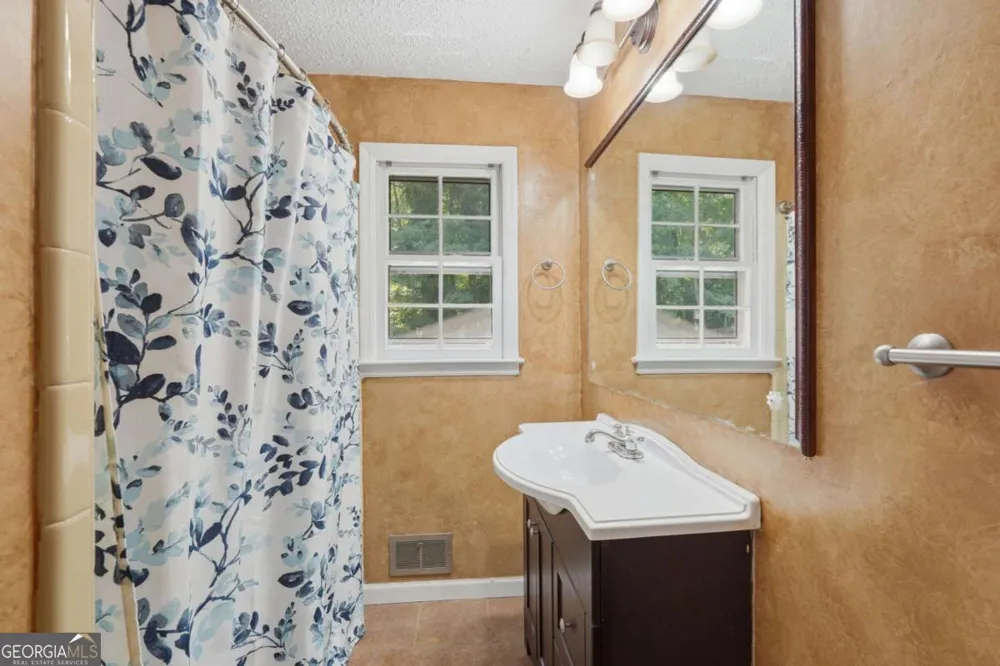 4362 White Oak DR Buford, GA 30518