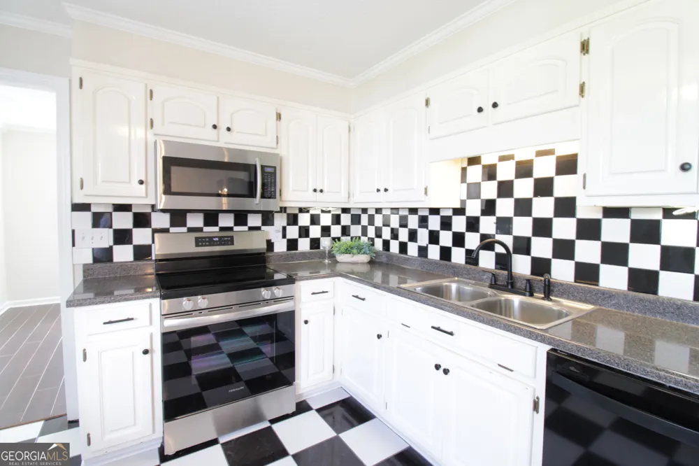 1925 Elaine AVE Waycross, GA 31503