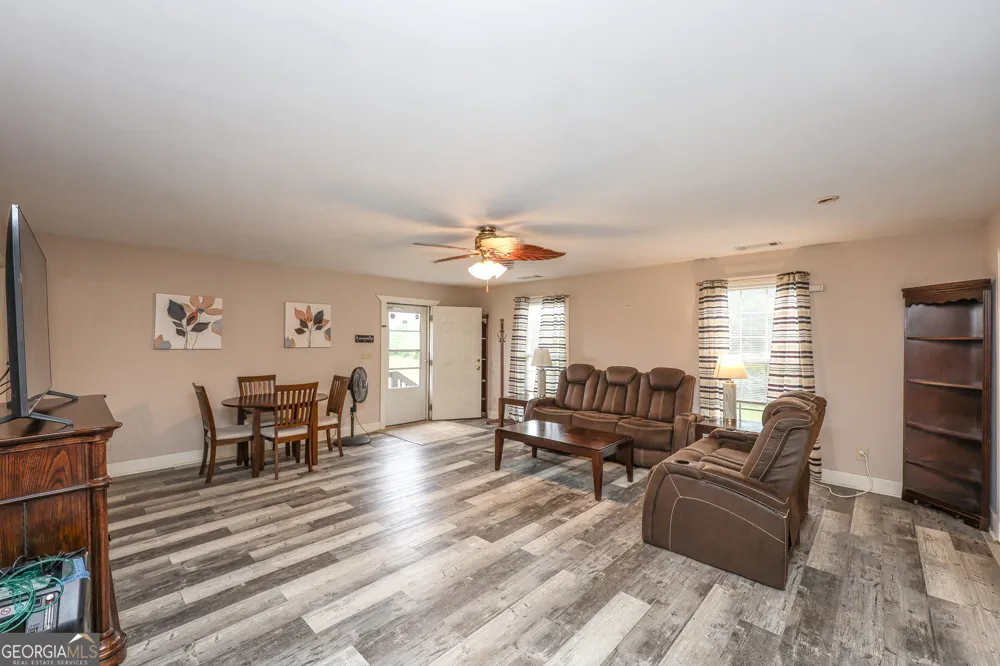 615 Fischer RD Sharpsburg, GA 30277