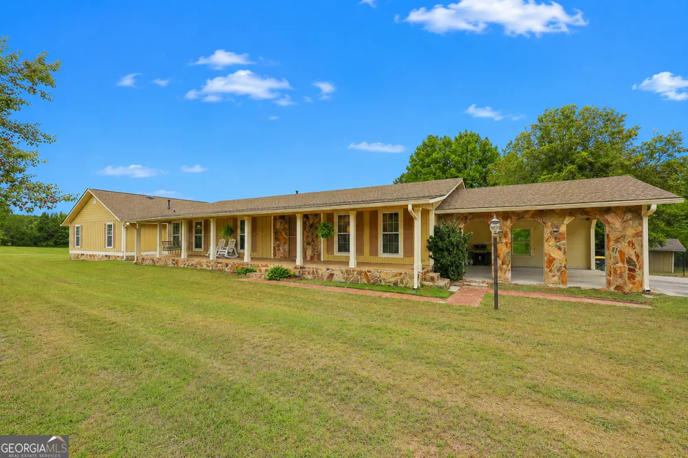 615 Fischer RD Sharpsburg, GA 30277