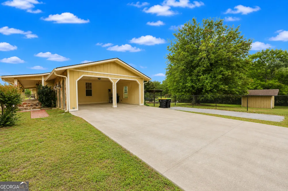 615 Fischer RD Sharpsburg, GA 30277