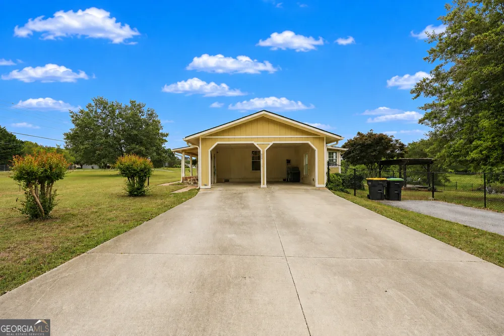 615 Fischer RD Sharpsburg, GA 30277