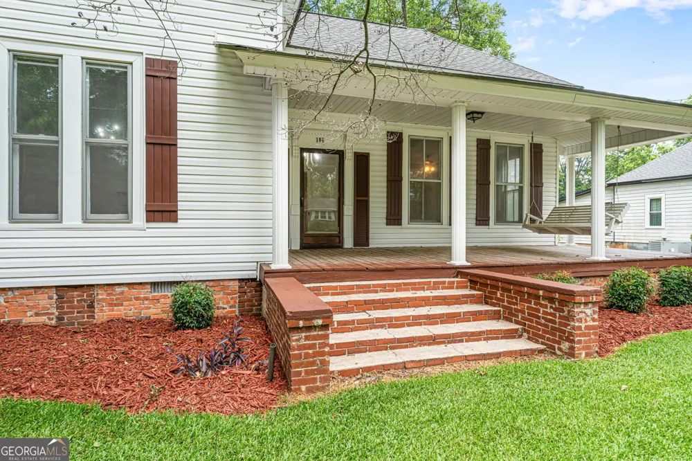 106 Howard ST Byron, GA 31008