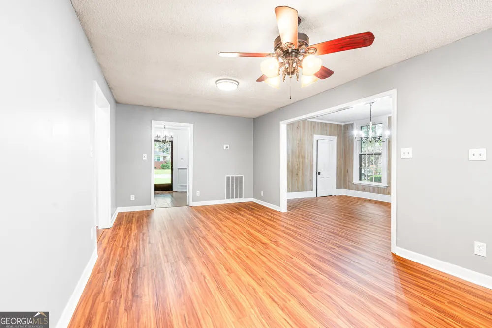 106 Howard ST Byron, GA 31008