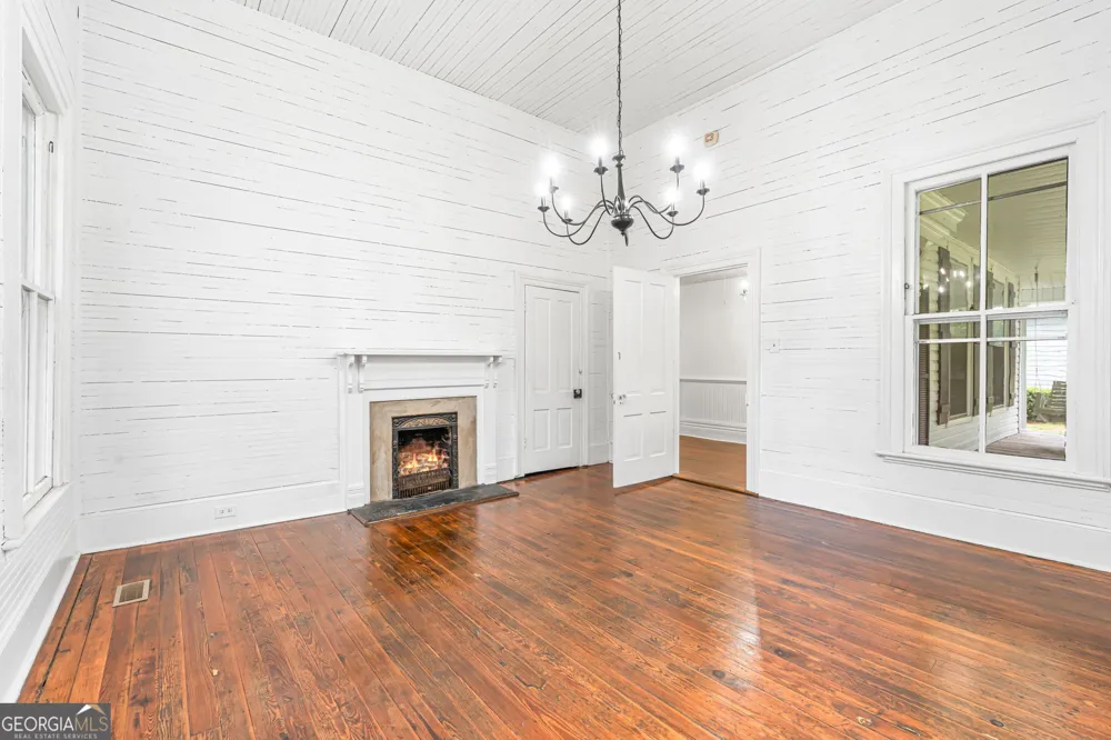 106 Howard ST Byron, GA 31008