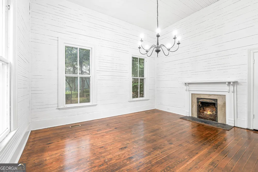106 Howard ST Byron, GA 31008