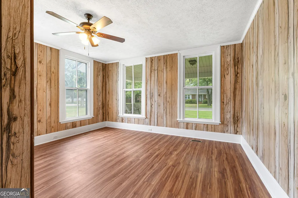 106 Howard ST Byron, GA 31008