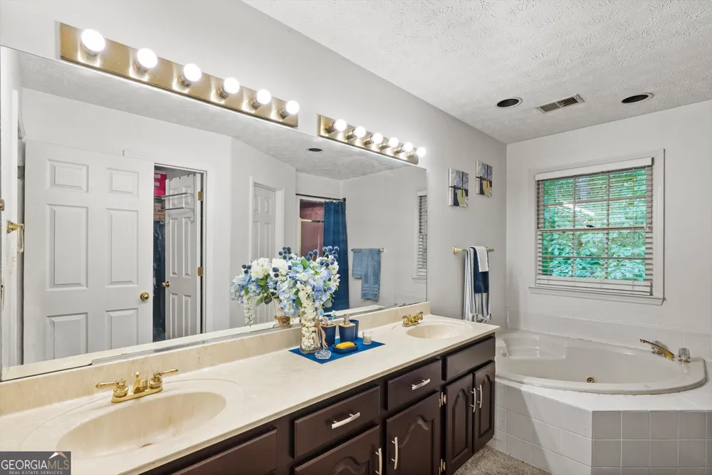 165 Hayes CIR Rex, GA 30273