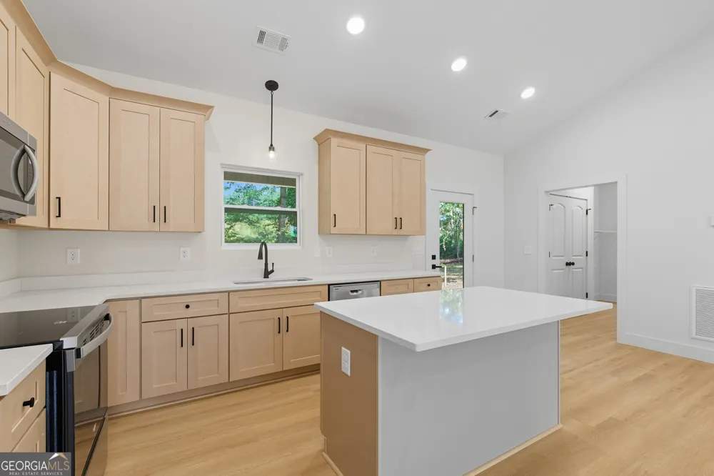 193 Tabitha Page LN Toccoa, GA 30577