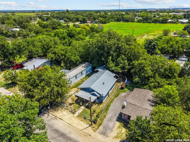 1709 Avenue E Hondo, TX 78861