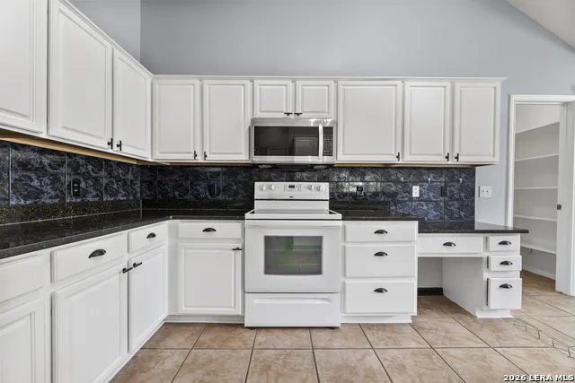 2555 Crested Heights Schertz, TX 78154