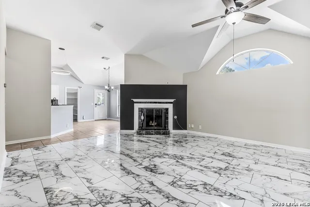 2555 Crested Heights Schertz, TX 78154