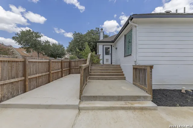 2555 Crested Heights Schertz, TX 78154