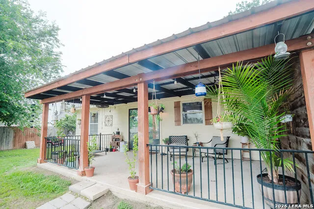 523 WOODLAKE DR McQueeney, TX 78123