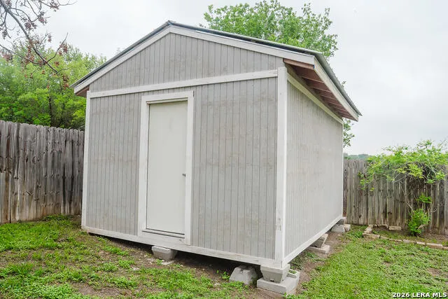 523 WOODLAKE DR McQueeney, TX 78123