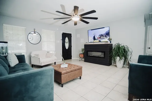 523 WOODLAKE DR McQueeney, TX 78123