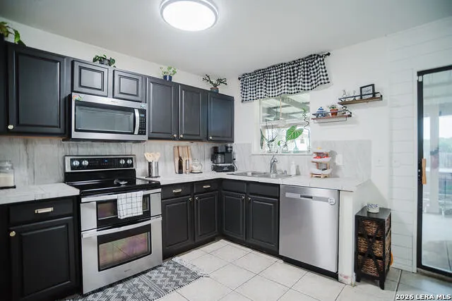 523 WOODLAKE DR McQueeney, TX 78123