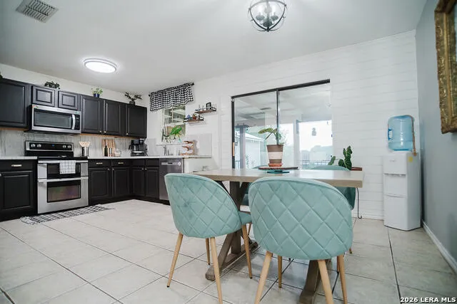 523 WOODLAKE DR McQueeney, TX 78123