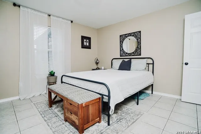 523 WOODLAKE DR McQueeney, TX 78123