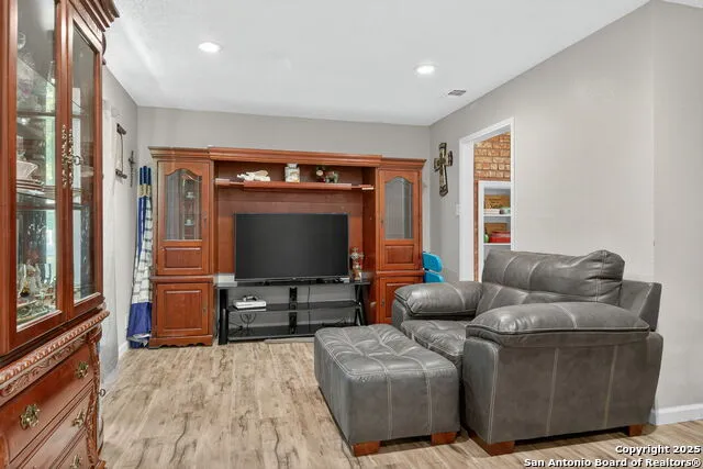 3413 Foxbriar Schertz, TX 78108