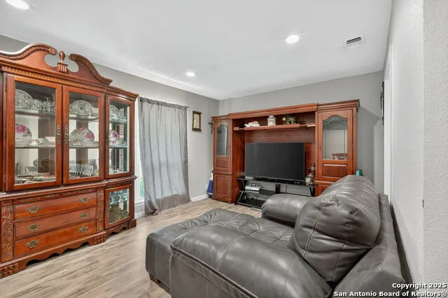 3413 Foxbriar Schertz, TX 78108