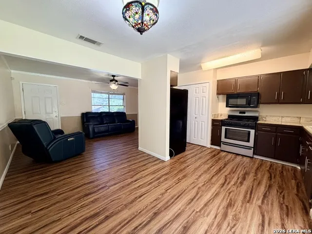 7426 MOUNTAIN OAK TRL Live Oak, TX 78233