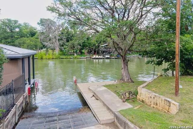 207 Woodlake Dr McQueeney, TX 78123