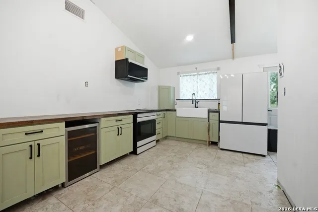 909 County Road 669 Devine, TX 78016